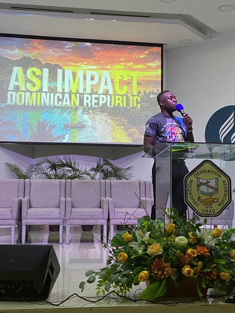 A speaker before the ASI Impact Dominican Republic screen